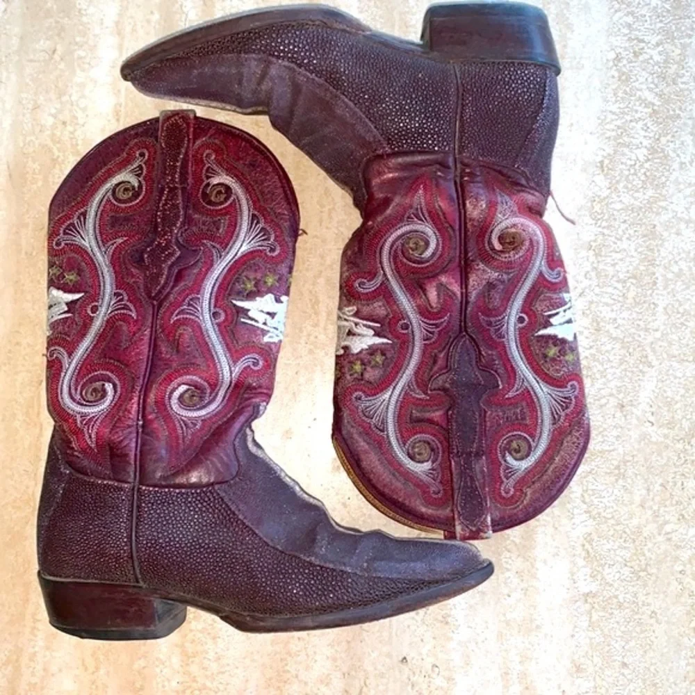 EL GENERAL cowboy boots, burgundy stingray, fancy eagle stitching. 6 VRG GUC